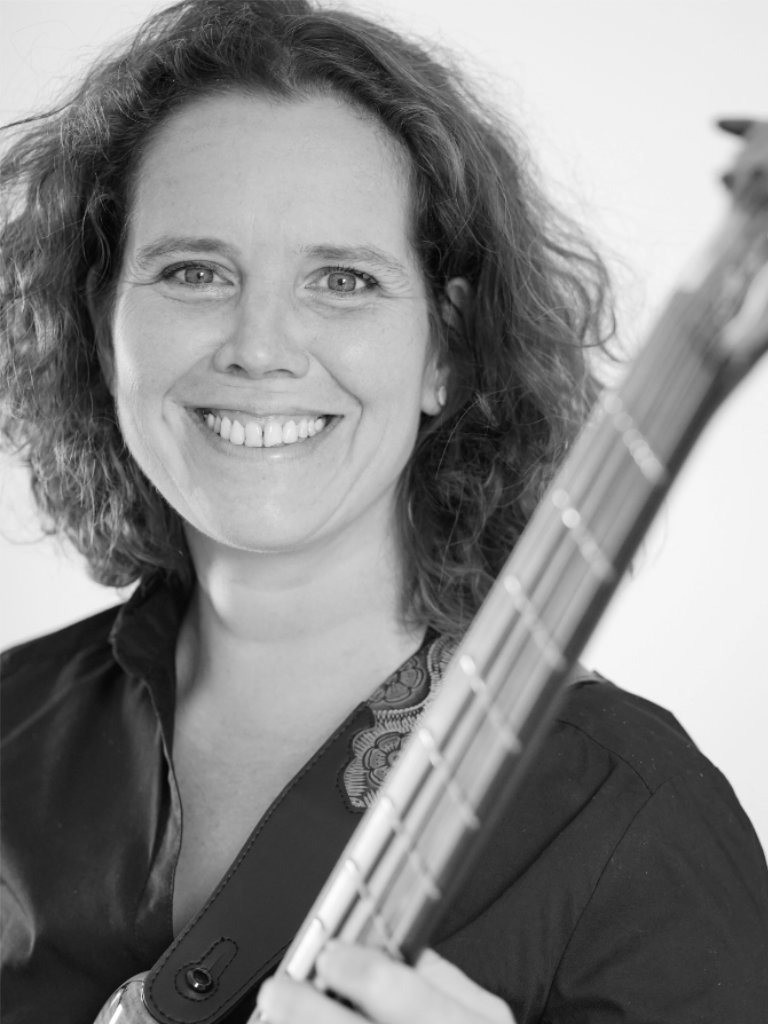 Nina Hacker - E-Bass - Cuarteto Mosaico - Weltmusik-Quartett aus dem Rhein-Main-Gebiet